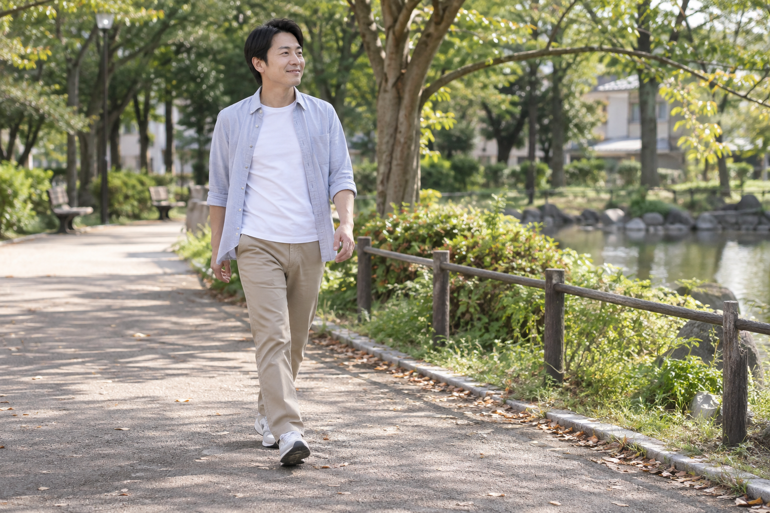 腰の症状を見ながら無理のない速さで歩く成人男性